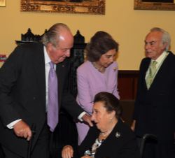 Su Majestad el Rey Don Juan Carlos saluda a Su Alteza Real la Infanta Doña Margarita